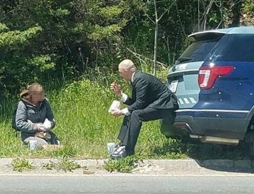 Tinh nguoi qua anh canh sat an cung nguoi vo gia cu hinh anh