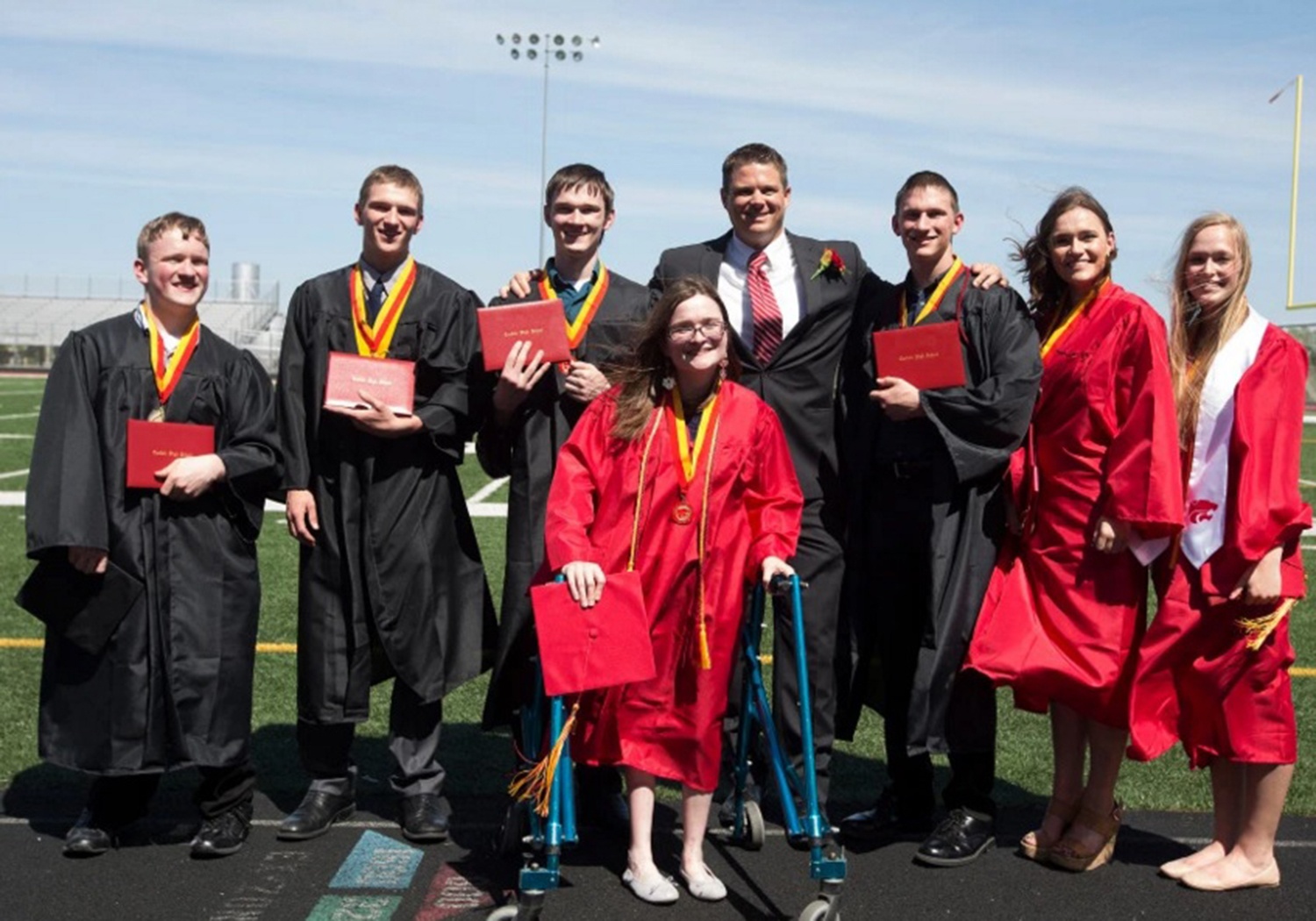 Anh em sinh bay tot nghiep trung hoc pho thong hinh anh