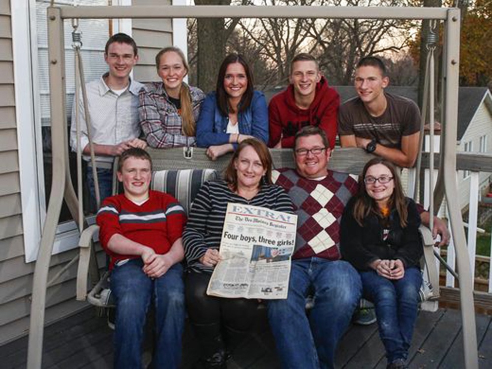 Anh em sinh bay tot nghiep trung hoc anh 1