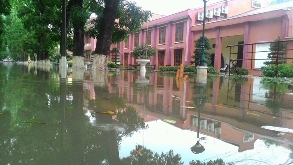 trường Hà Nội ngập lụt ảnh 3 truong Ha Noi ngap lut anh 3