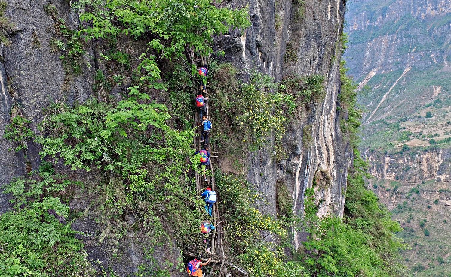 Con duong den truong nguy hiem nhat the gioi hinh anh