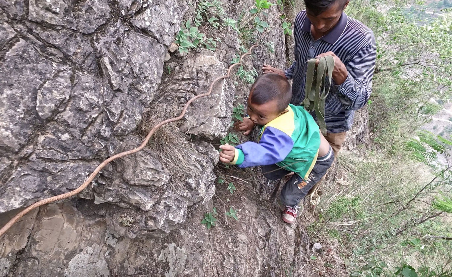 trẻ em leo núi đến trường ảnh 2 tre em leo nui den truong anh 2