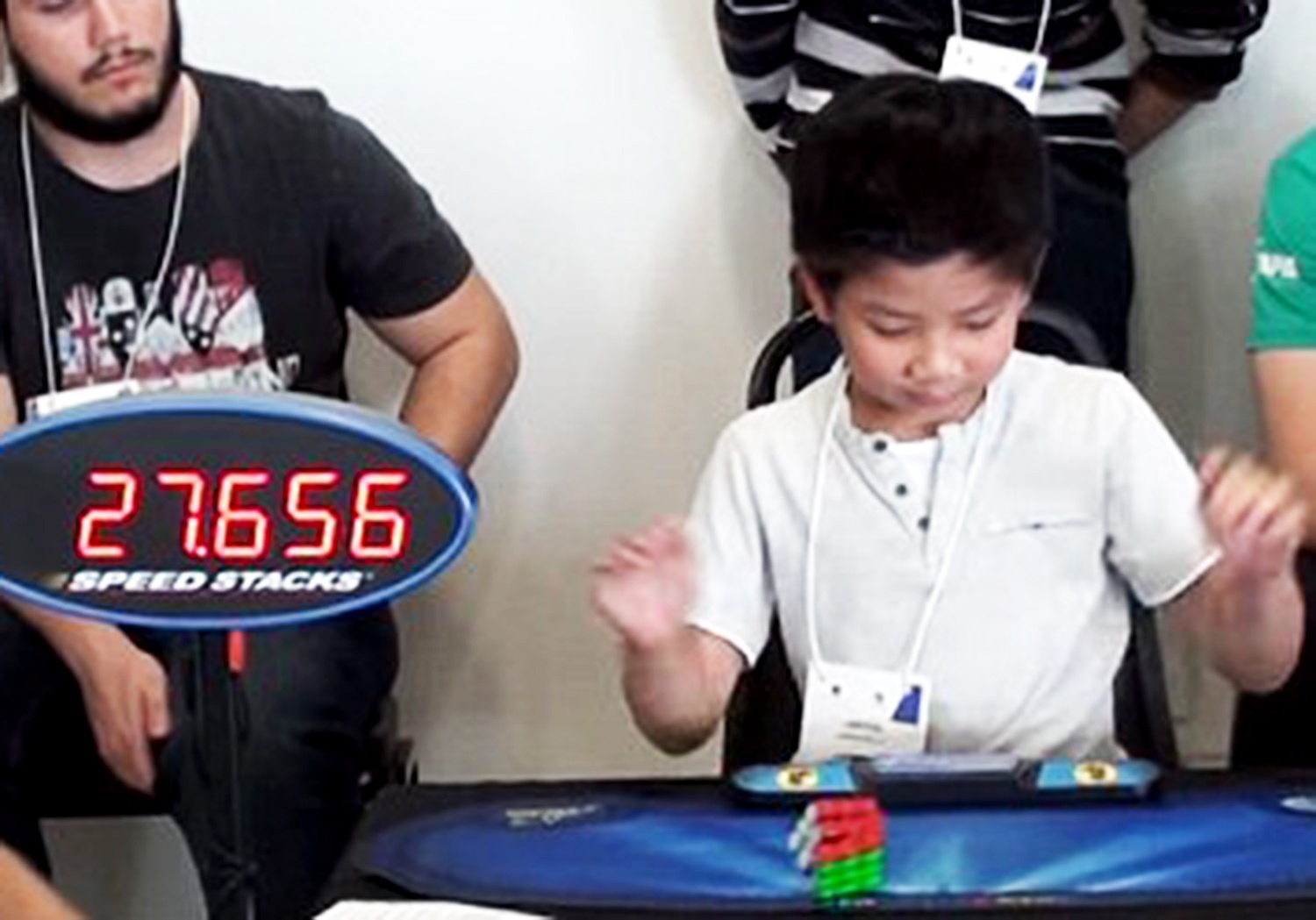 Cau be 7 tuoi xoay rubik bang mot tay trong 27 giay hinh anh