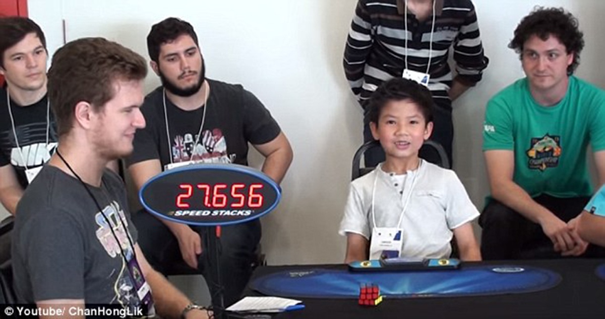 xoay rubik bằng một tay ảnh 1 xoay rubik bang mot tay anh 1