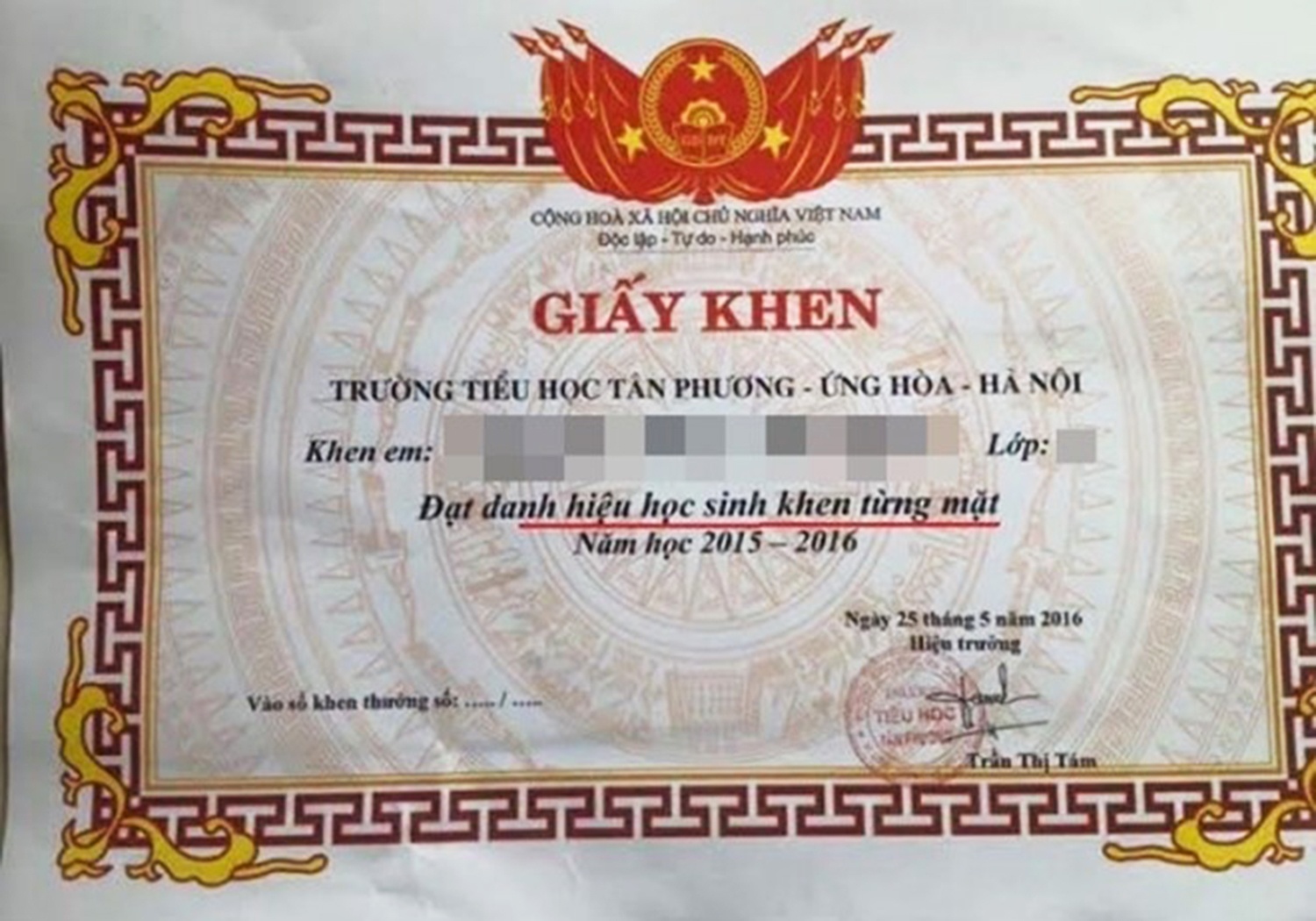 ‘Con nhan giay khen, toi rat buc xuc’ hinh anh