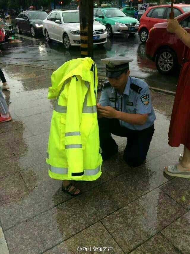 Canh sat giup do em nho di lac anh 1