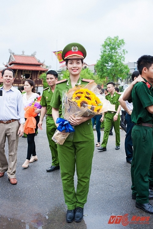 nu sinh canh sat xinh dep anh 1