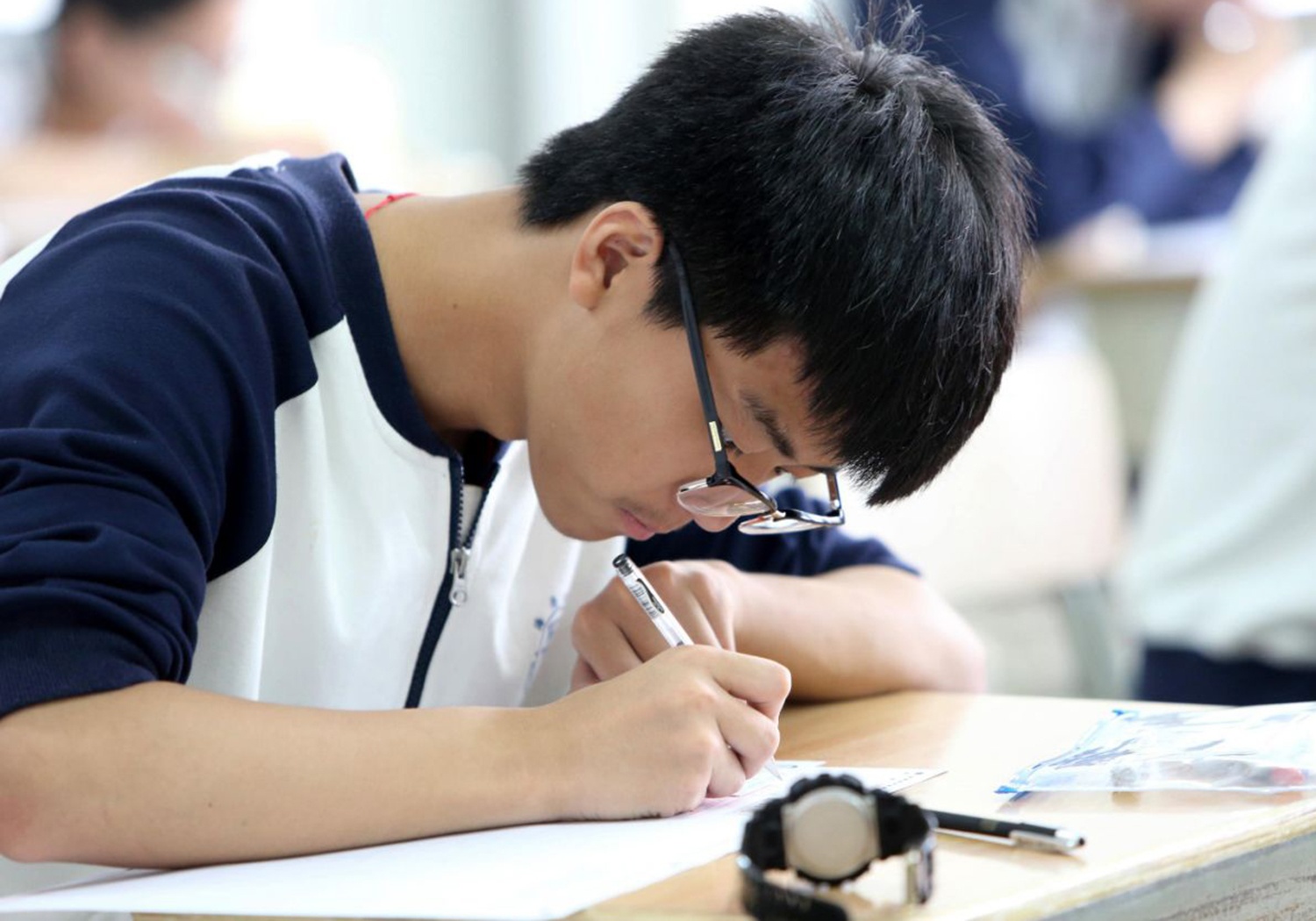 Thi sinh Trung Quoc gian lan thi cu co the ngoi tu 7 nam hinh anh