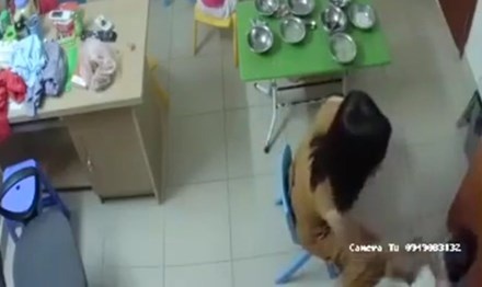 Co giao mam non tat vao mat, cau veo tre trong gio an hinh anh