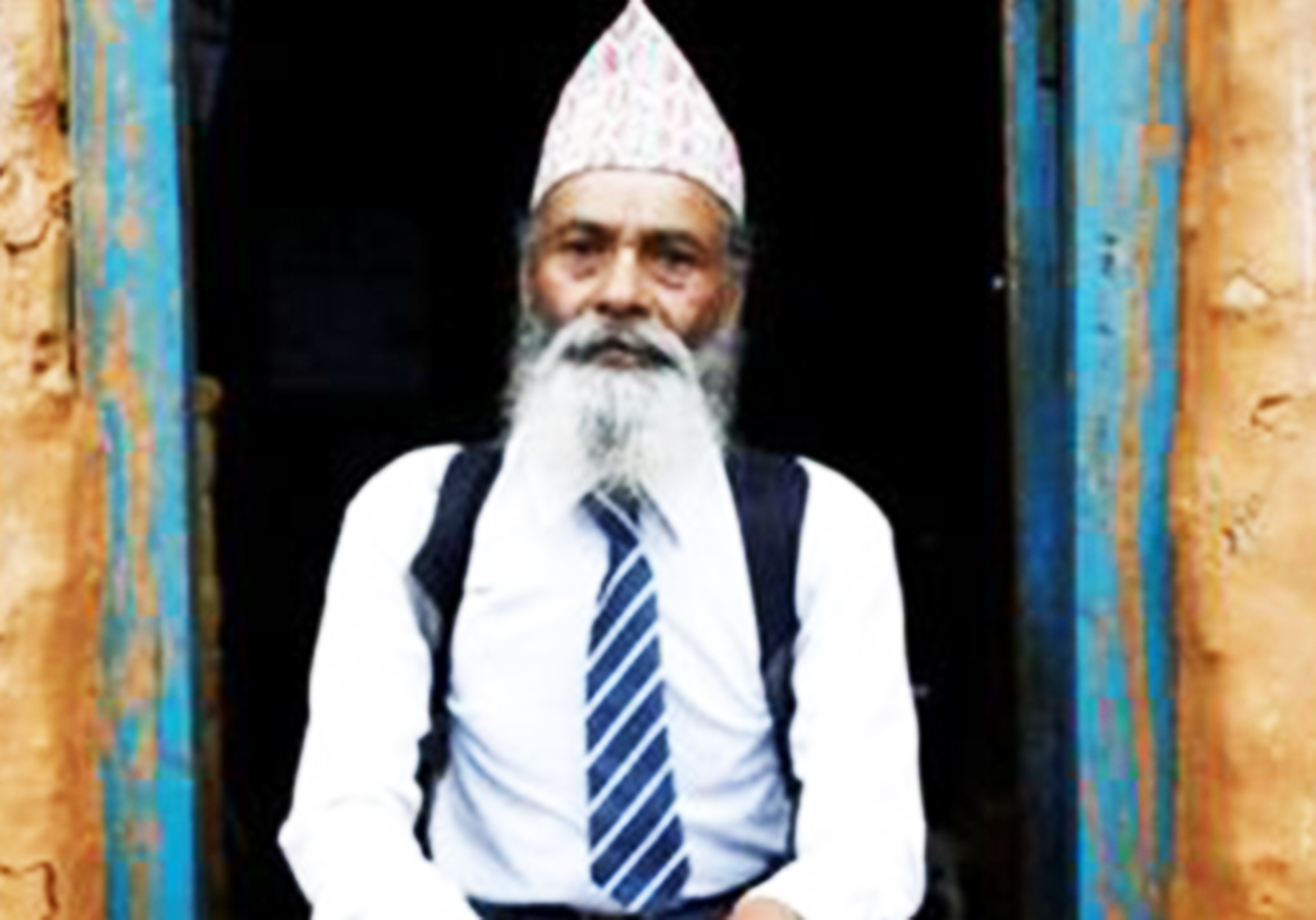 Nepal: Cu ong 68 tuoi chon di hoc lam thu vui tuoi gia hinh anh