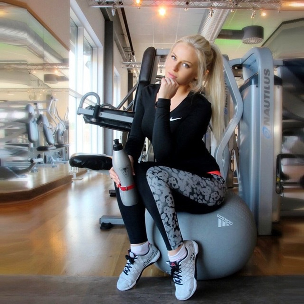 hot girl the hinh hut trieu fan anh 7