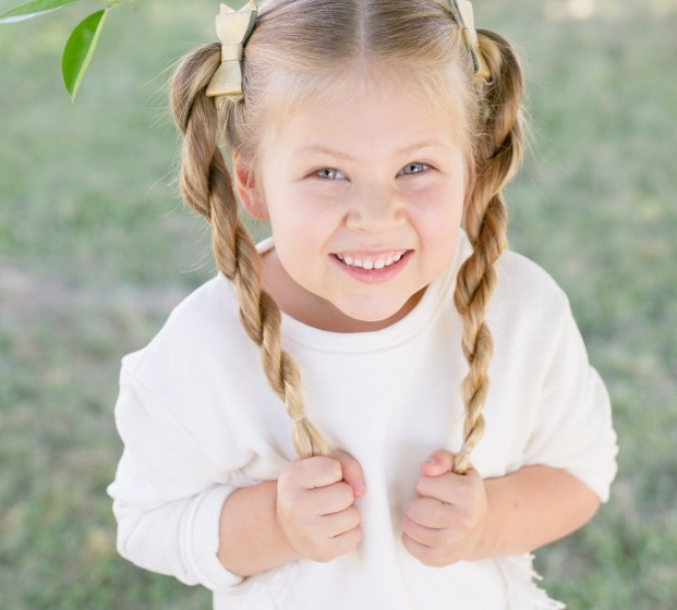 Co be 5 tuoi tu tin tao mau toc hinh anh