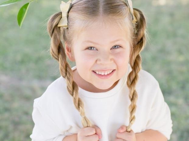 Co be 5 tuoi noi tieng voi kha nang tao mau toc hinh anh