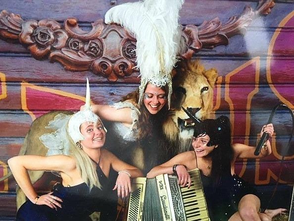 Tiec sinh nhat 1,5 trieu USD cua chau ong trum bat dong san hinh anh