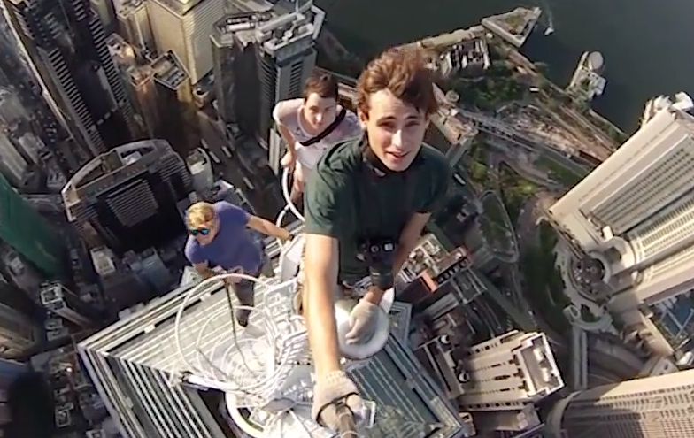 Nhom ban tre chup selfie mao hiem tren noc nha cao tang hinh anh