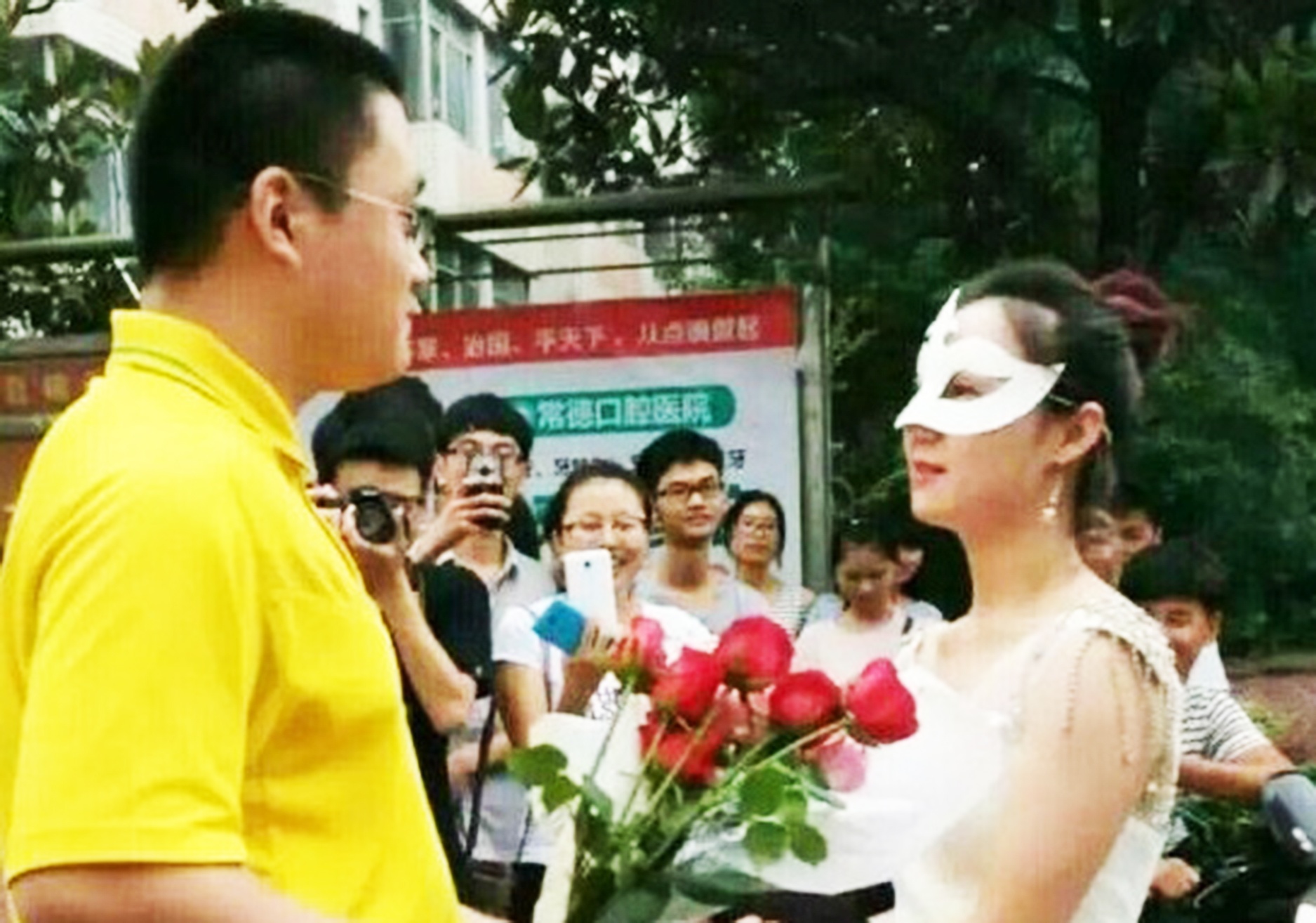 Nu giang vien dai hoc mac vay cuoi cau hon nam sinh hinh anh
