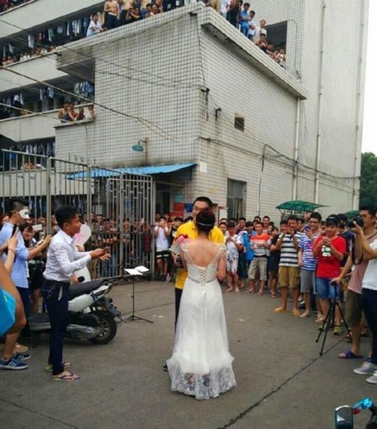 giang vien cau hon sinh vien anh 5