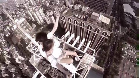 Cặp đôi selfie trên đỉnh tháp chọc trời ảnh 1 Cap doi selfie tren dinh thap choc troi anh 1
