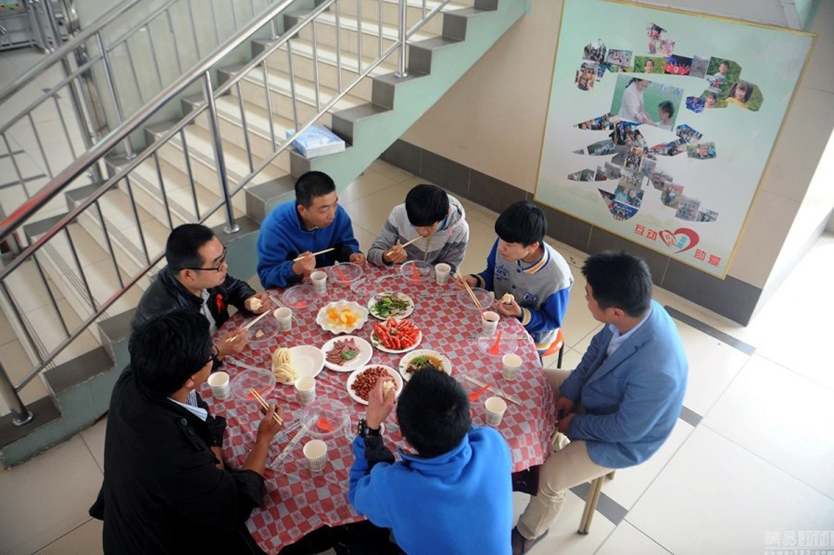 truong hoc dac biet anh 8