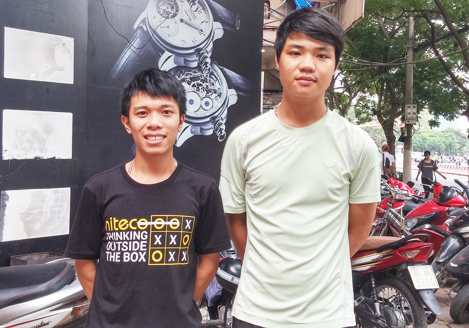 Hai chang trai 9X moi si tu an o mien phi mua thi hinh anh