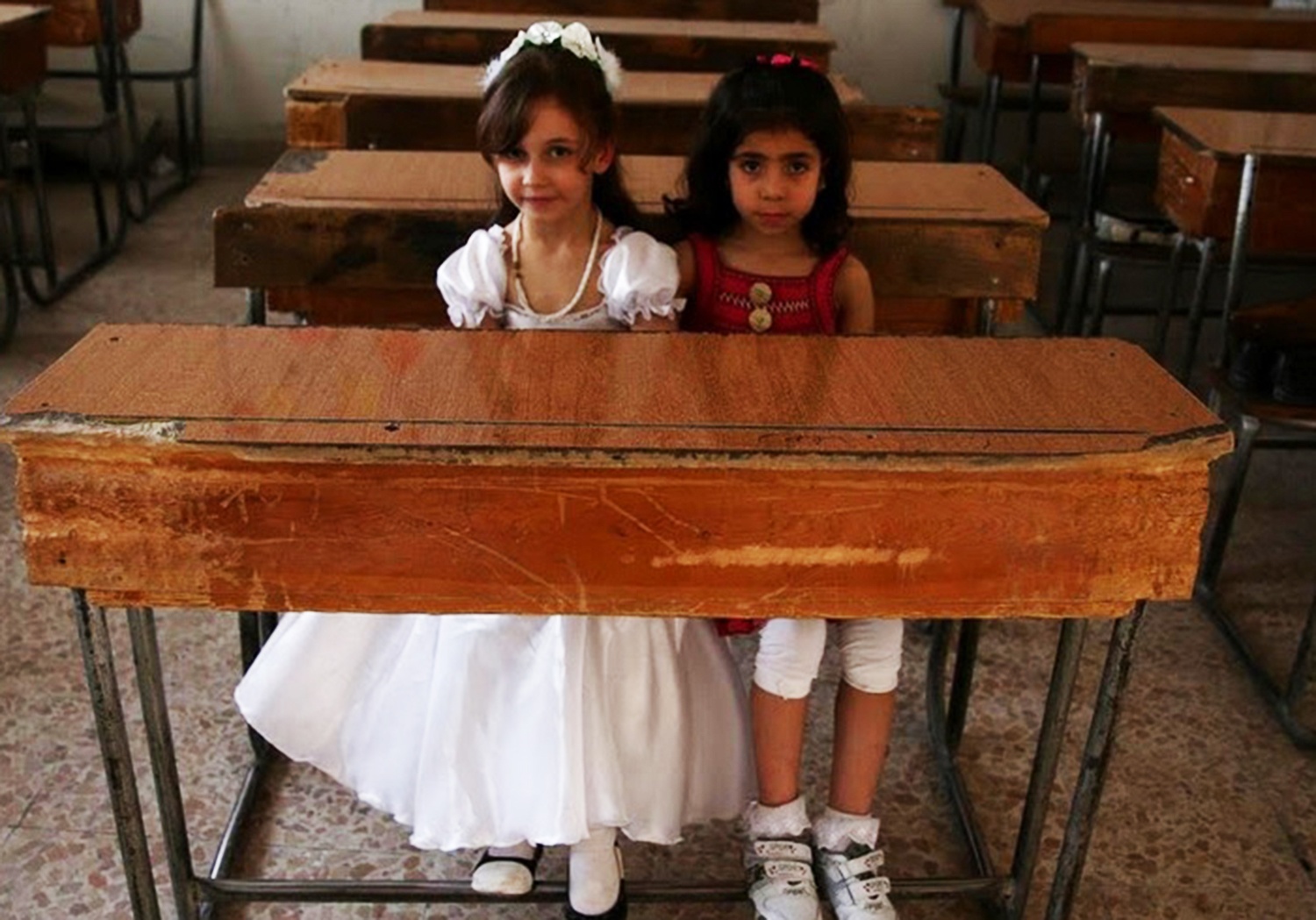 Tre em vung chien hoc bai trong hang dong o Syria hinh anh