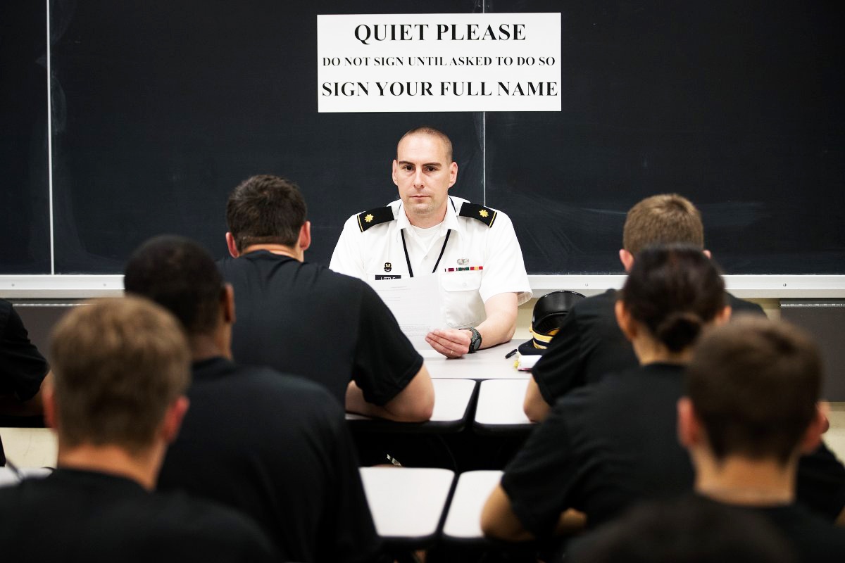 tuyen sinh truong quan su anh 4