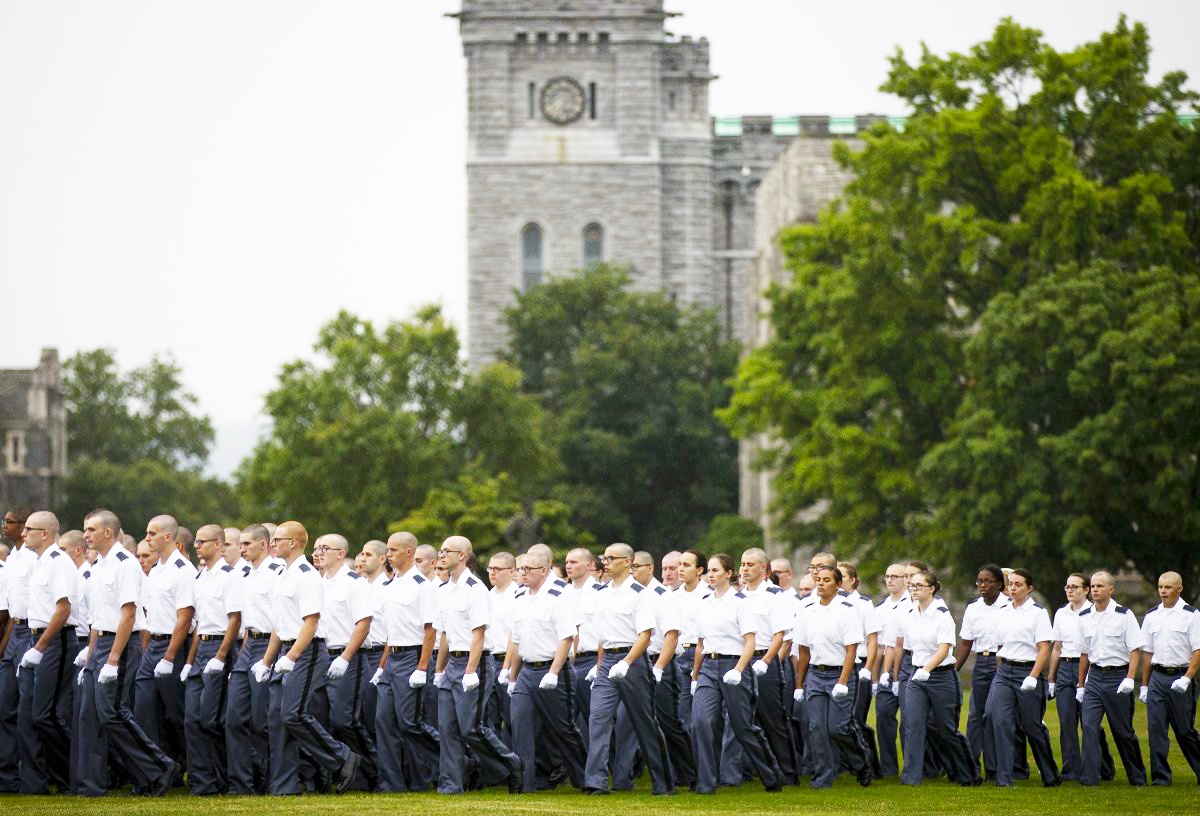 tuyen sinh truong quan su anh 11