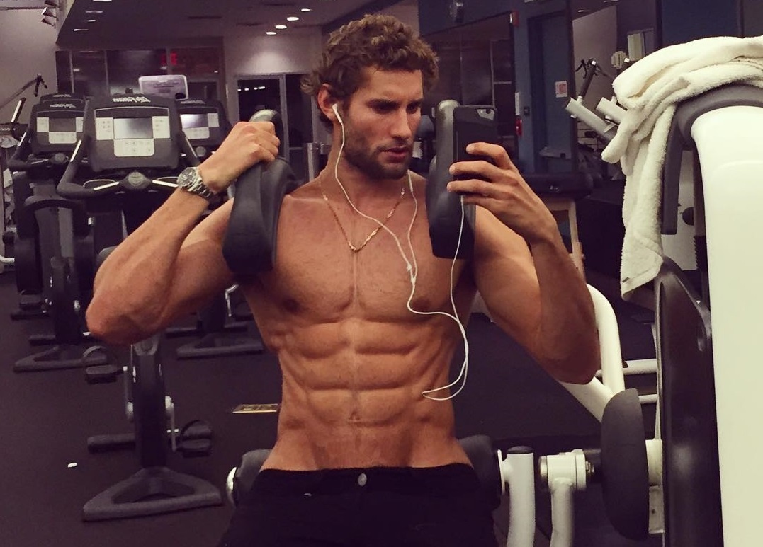 Chang dau bep dien trai noi tieng tren mang anh 8