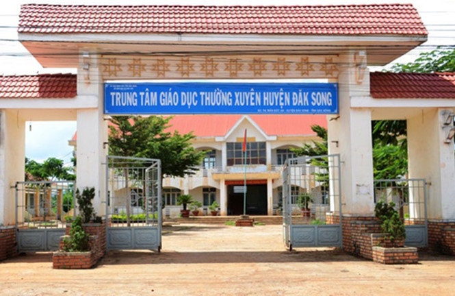 Tam dinh chi cong tac giam doc bi to lam gia hoc ba hinh anh