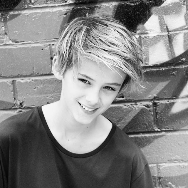 cau be 13 tuoi dep tua nam than anh 2