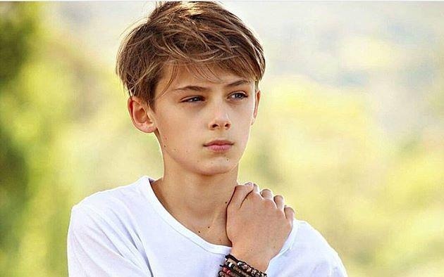 Cau be 13 tuoi duoc vi nhu 'nam than' tren mang hinh anh