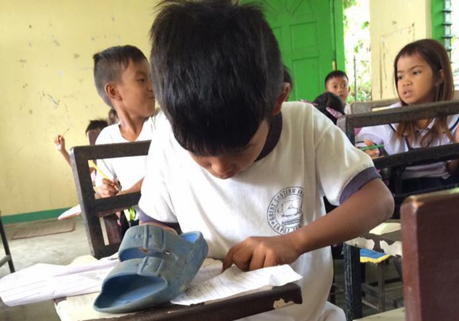 Roi nuoc mat voi hinh anh cau be ngheo dung dep thay cuc tay hinh anh