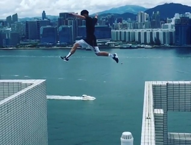 chang trai nhay qua hai toa nha anh 1