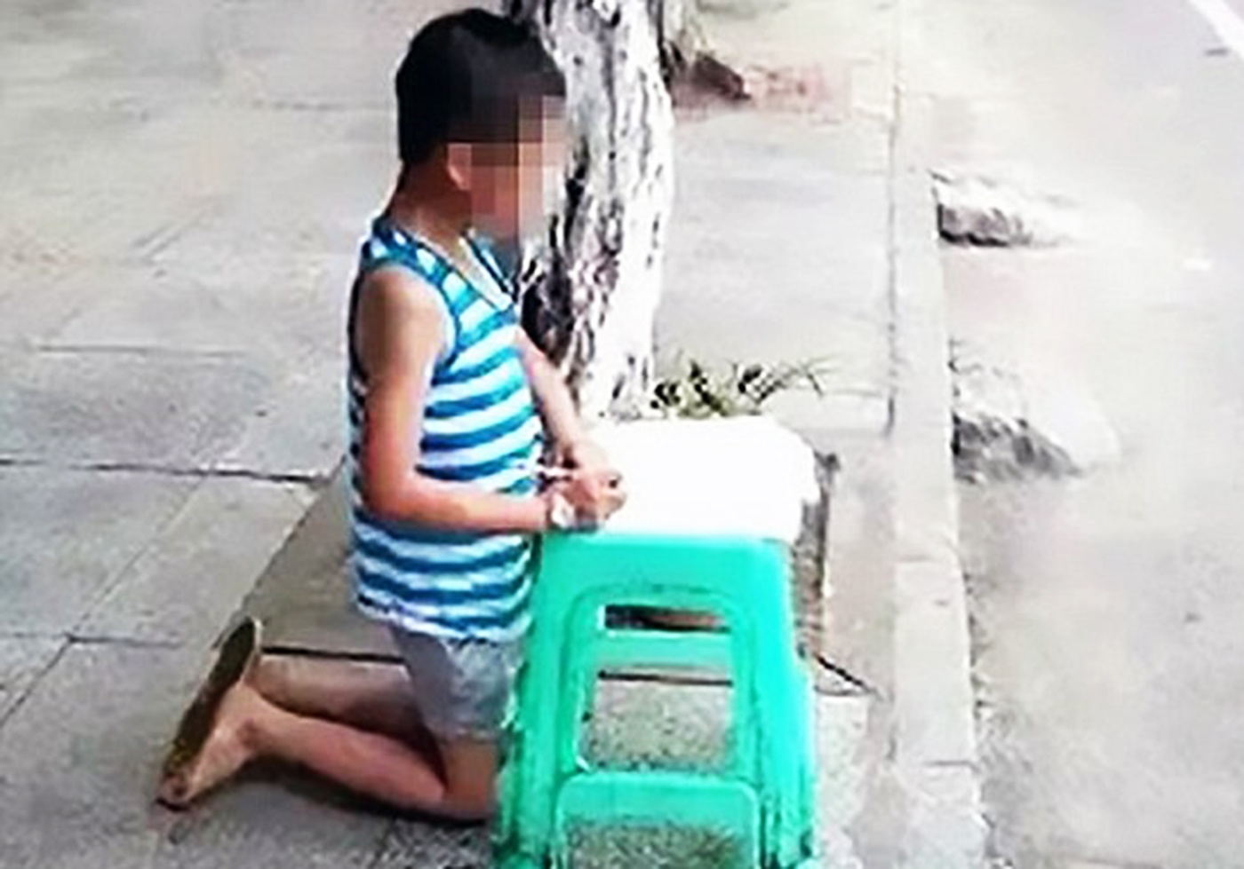 Dat diem kem, con bi me bat quy lam bai tap tren pho hinh anh