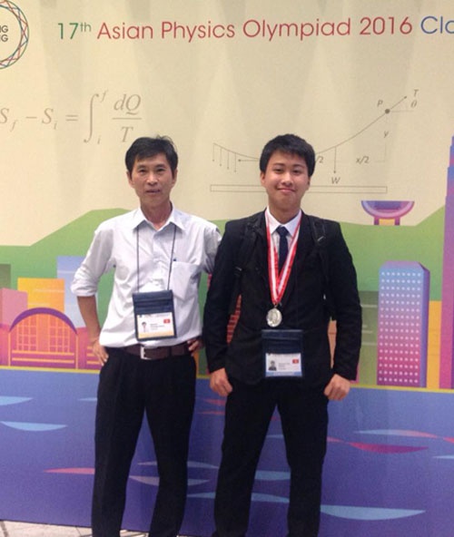 Huy chuong vang Olympic Vat ly anh 2