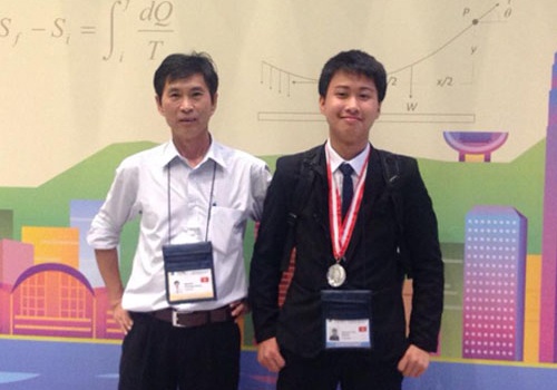 Chang trai ngheo va tam huy chuong vang Vat ly quoc te hinh anh