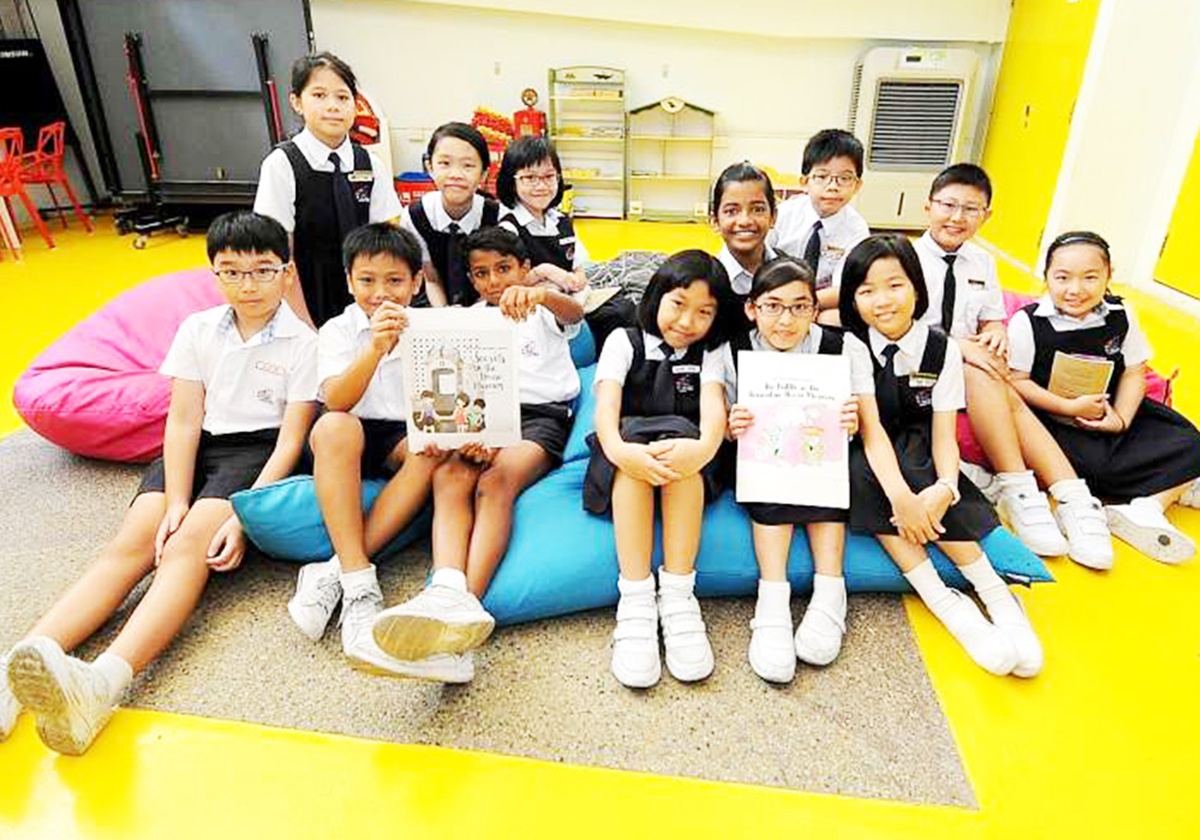 học sinh viết sách ảnh 1 hoc sinh viet sach anh 1