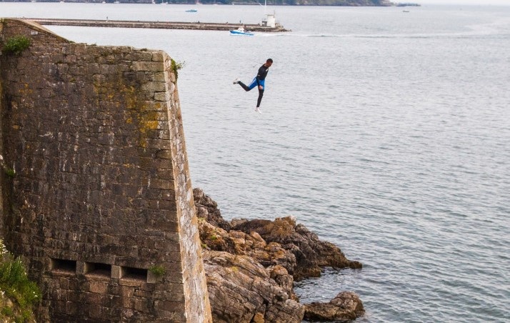 Nhom thanh nien nhay tu vach da cao 20m xuong bien hinh anh