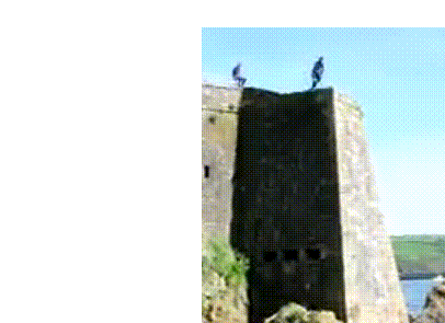 Nhom ban tre lieu mang nhay tu do cao 20 m xuong bien hinh anh