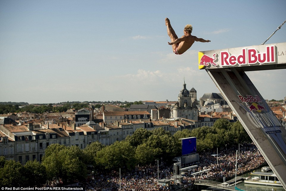 Nhảy cầu thót tim từ độ cao 27 m xuống biển ảnh 1 Nhay cau thot tim tu do cao 27 m xuong bien anh 1