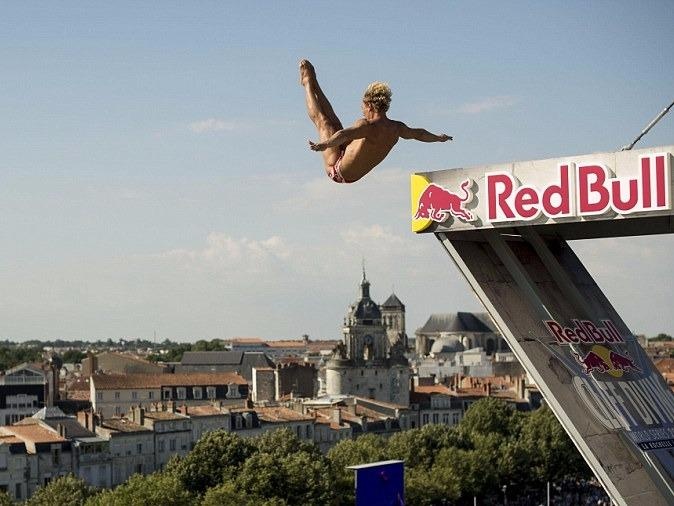 Man nhay cau dep mat cua chang trai Anh hinh anh