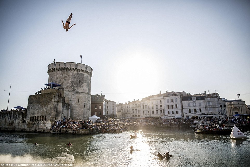 Nhảy cầu thót tim từ độ cao 27 m xuống biển ảnh 2 Nhay cau thot tim tu do cao 27 m xuong bien anh 2