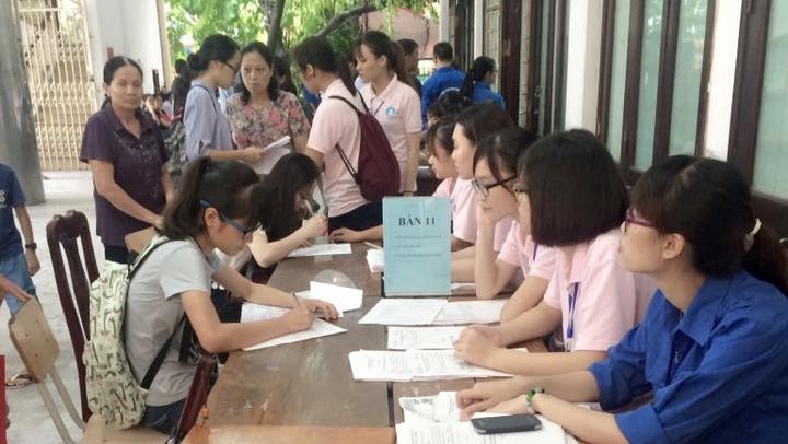 Hang tram thi sinh doi mua nhap hoc Hoc vien Tai chinh hinh anh