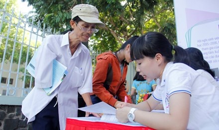 Bo con cung tham gia tu van tuyen sinh dai hoc hinh anh