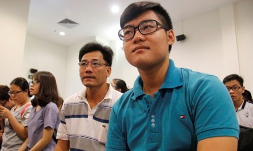 Bố con cùng tham gia tư vấn tuyển sinh ảnh 1 Bo con cung tham gia tu van tuyen sinh anh 1