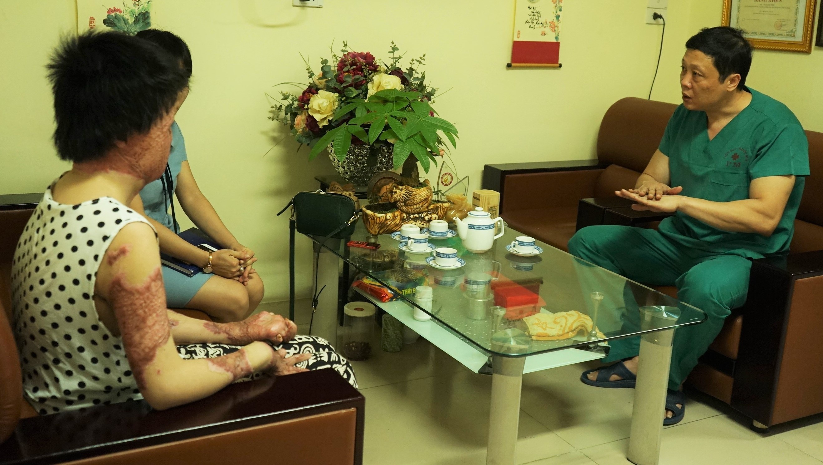 Nguoi bi chong tuoi xang dot anh 1