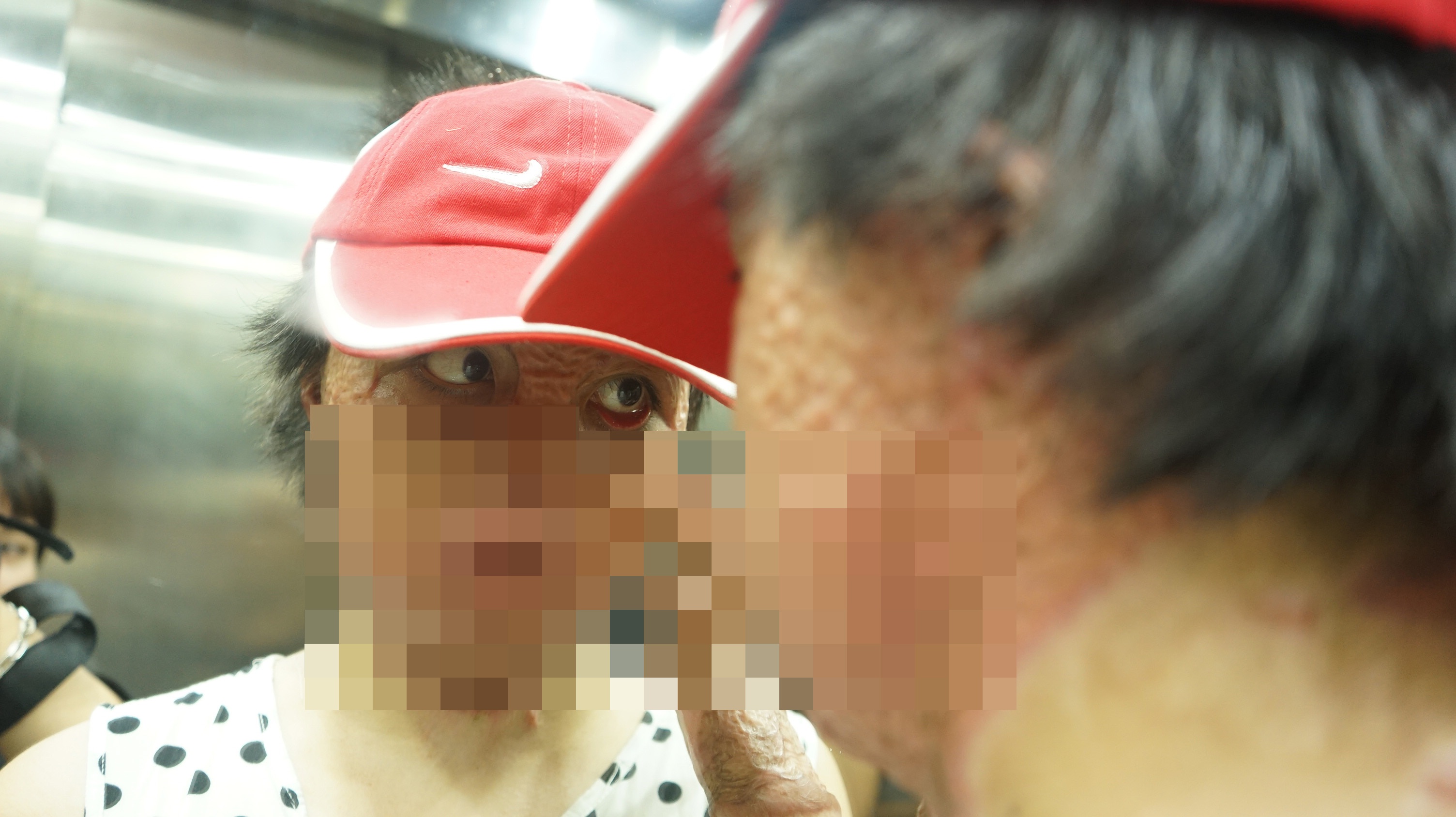 Nguoi bi chong tuoi xang dot anh 2