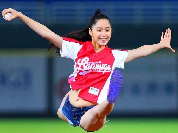 Tieu thu 9X noi tieng mang nho man nem bong dep mat hinh anh