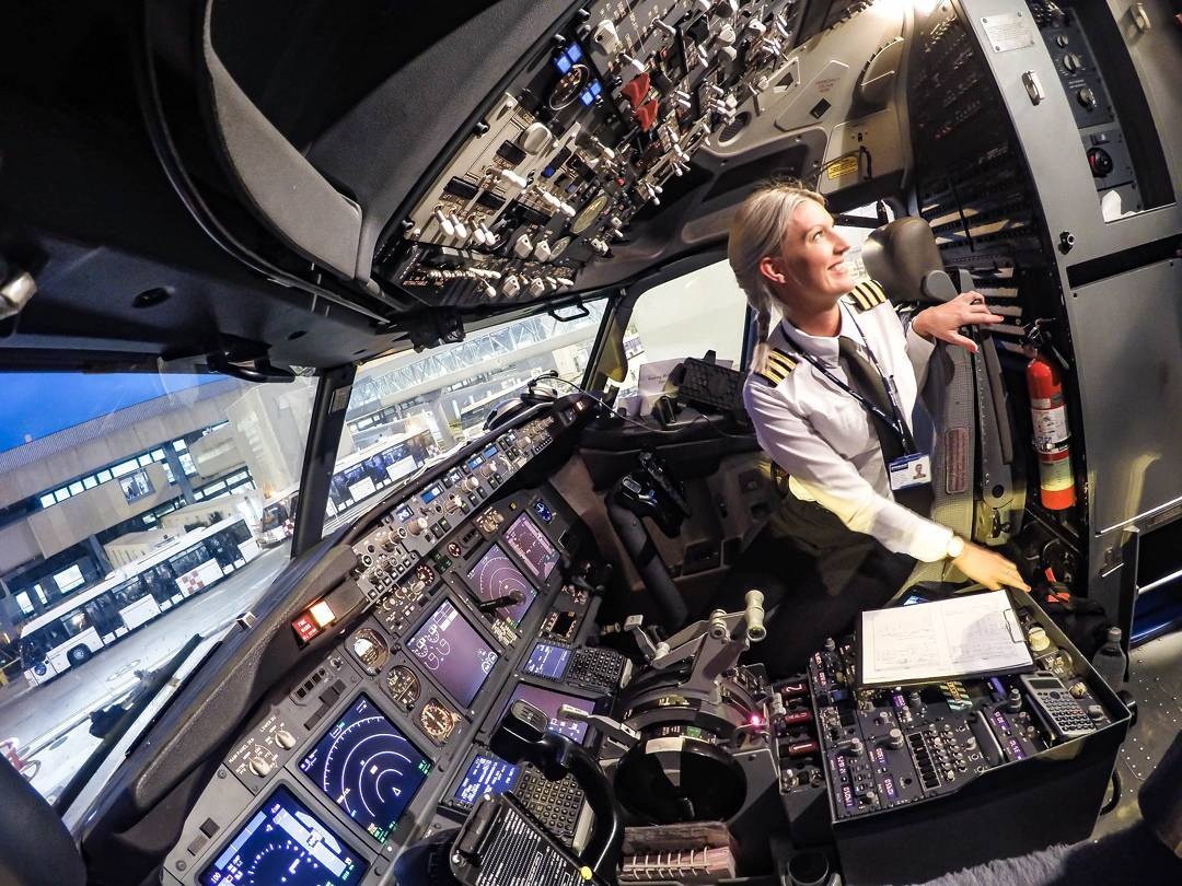 nu phi cong xinh dep anh 2