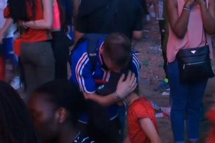 Cau be Bo Dao Nha om co dong vien Phap gay xuc dong hinh anh